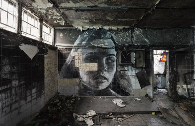 Портреты красивых женщин на стенах заброшенных зданий