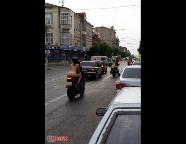 Голые байкеры на трассе возле Екатеринбурга