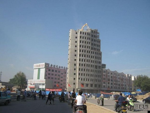 Как сносят здания в Китае