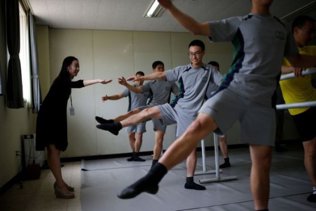 Южнокорейские солдаты справляются со стрессом с помощью балета
