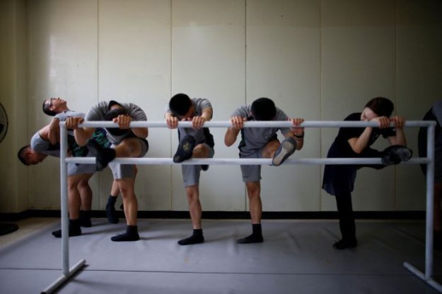 Южнокорейские солдаты справляются со стрессом с помощью балета