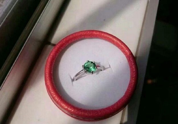 Самодельное кольцо с большим «драгоценным камнем»