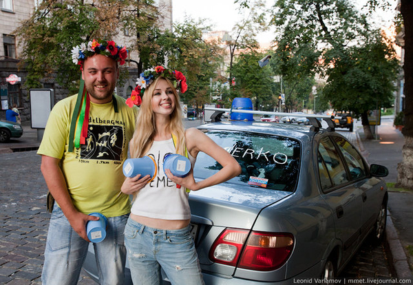 Общество Синих ведерок в гостях у FEMEN