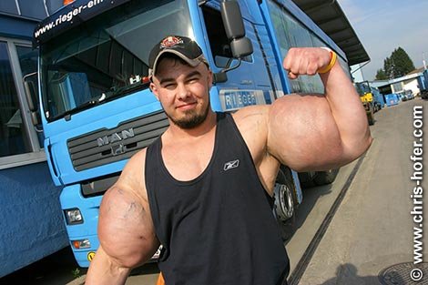 Чемпион мира по тасканию грузовиков Peter Hiesinger. Ну и руки