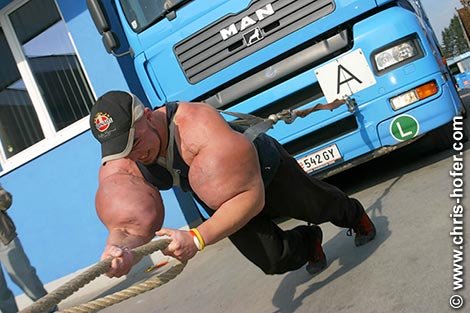 Чемпион мира по тасканию грузовиков Peter Hiesinger. Ну и руки