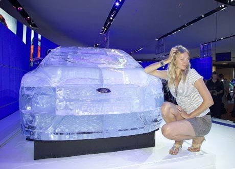 Ледяная скульптура кабриолета Ford.