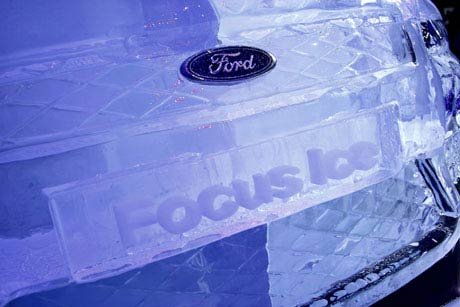 Ледяная скульптура кабриолета Ford.