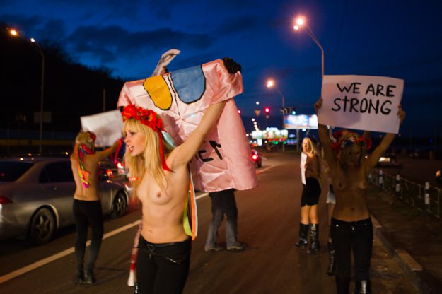 FEMEN трудятся на «окружной»