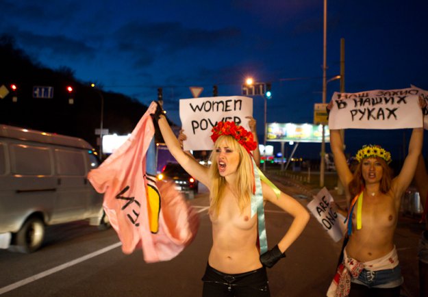 FEMEN трудятся на «окружной»