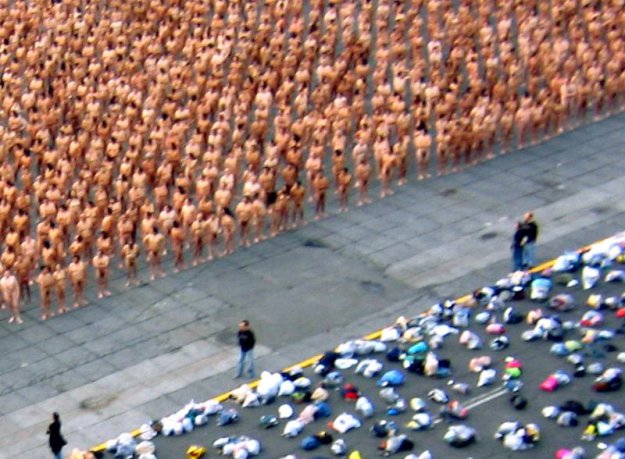 18000 человек голые!!...