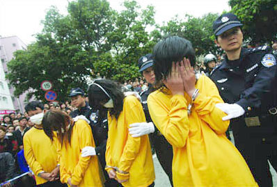 В Китае прошла акция публичного унижения проституток