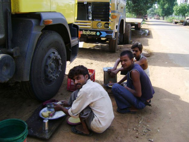 Как живут индийские водители и механики
