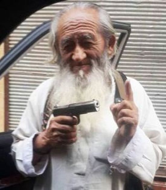 Самый старый террорист ИГИЛ показал своего наследника