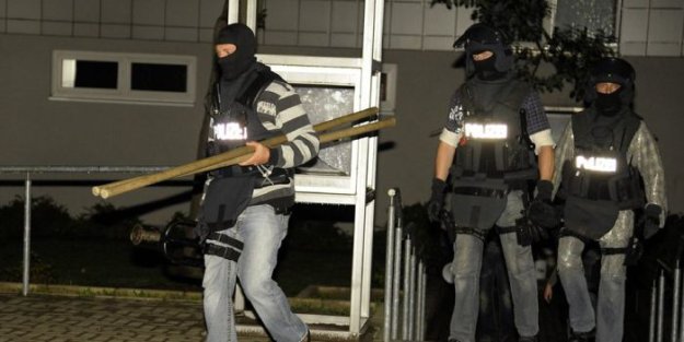Немецкие полицейские стали использовать кольчугу для защиты от мигрантов