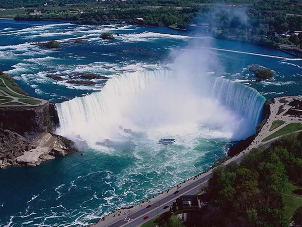 Огромные водопады.
