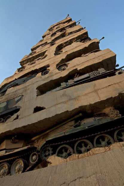 Памятник из танков