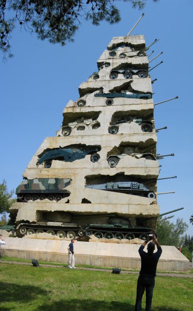 Памятник из танков
