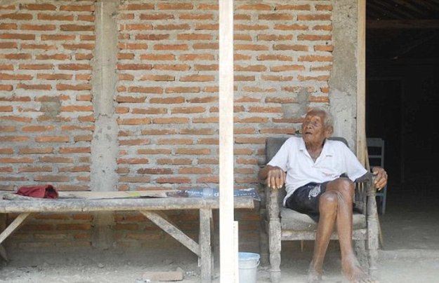 Житель Индонезии утверждает, что ему 145 лет