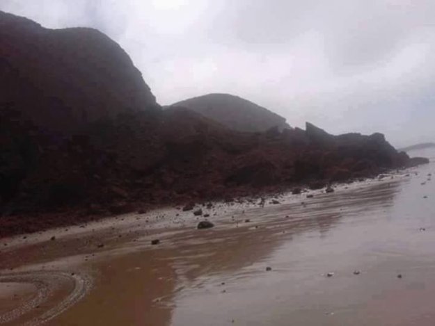В Марокко на самом большом пляже мира обрушилась природная каменная арка