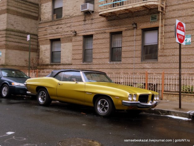 Старые автомобили на улицах Нью-Йорка ...