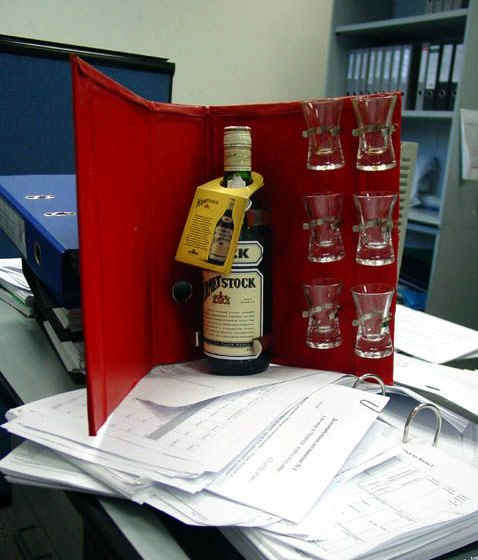 Как правильно прятать в офисе спиртное