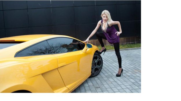 Находчивая блондинка продает автомобиль