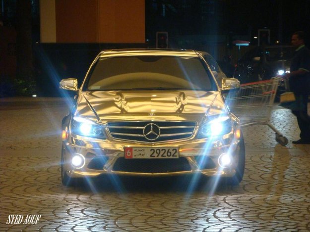 Золотой Mercedes-Benz C63 AMG
