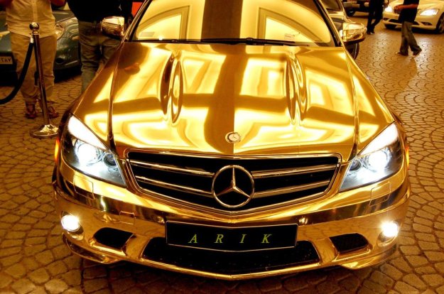 Золотой Mercedes-Benz C63 AMG