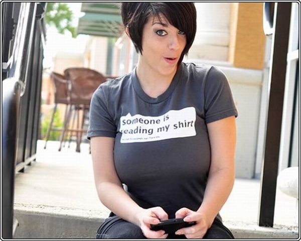 Девушка для рекламы футболок