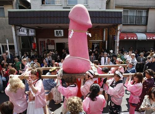 В Японии прошёл праздник фаллоса.