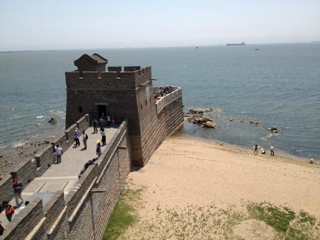 Начало и конец Великой Китайской стены.