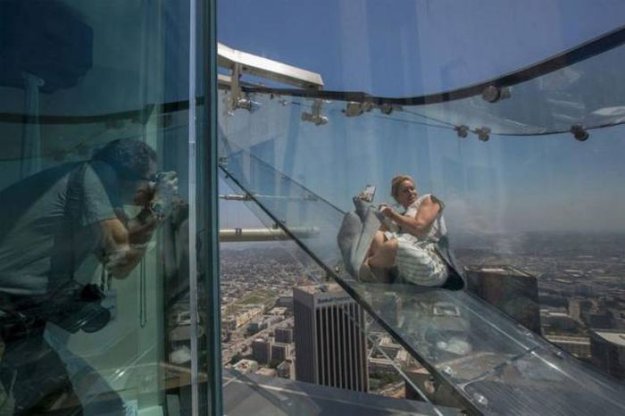 Стеклянная горка на небоскребе в Лос-Анджелесе