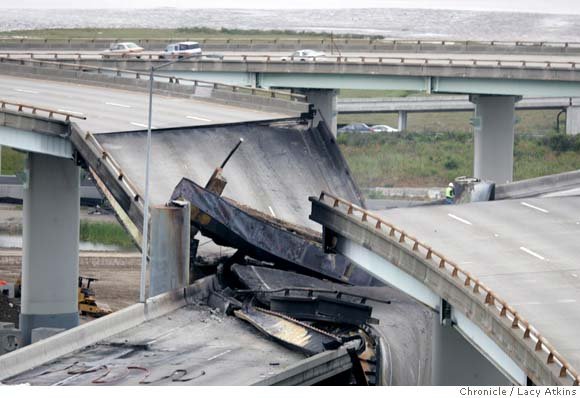 От аварии сгорел мост