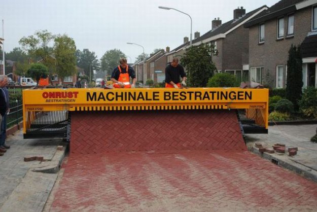 Как кладут дороги в Голландии