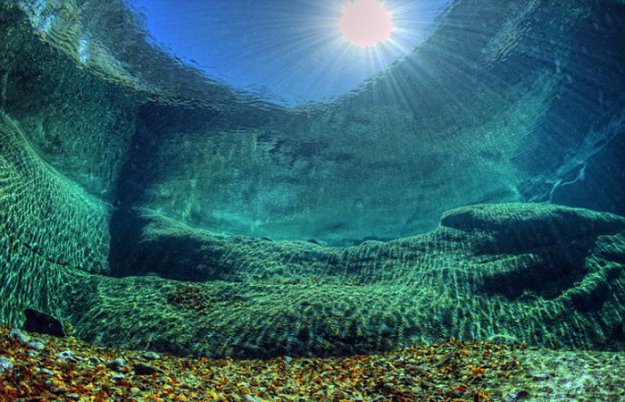 Река Верзаска: кристально чистая вода на глубине 15 метров