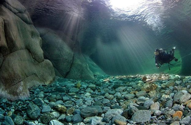 Река Верзаска: кристально чистая вода на глубине 15 метров
