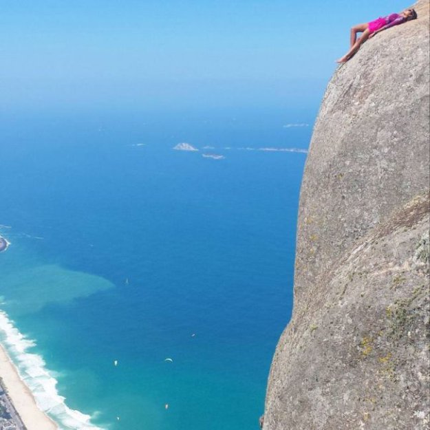Фото бесстрашных туристов на скале Педра-да-Гавеа в Бразилии