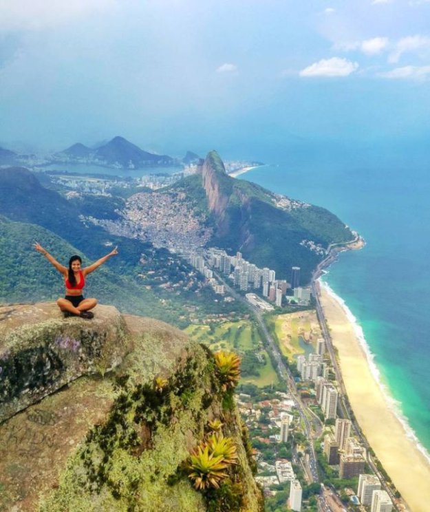 Фото бесстрашных туристов на скале Педра-да-Гавеа в Бразилии