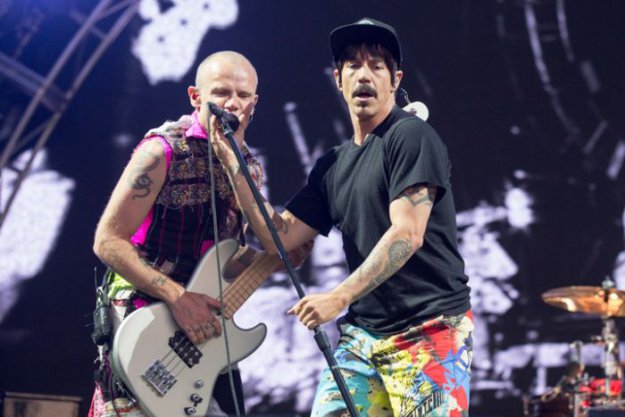 В Белоруссии таможенники уговорили музыкантов Red Hot Chili Peppers подписать диски группы Metallica