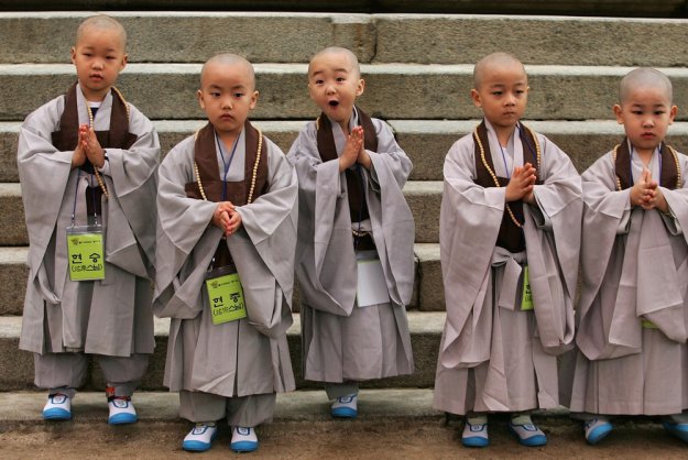 Дети становятся буддийскими монахами