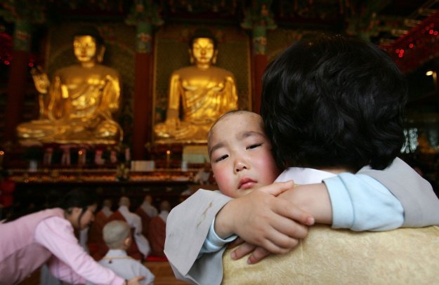 Дети становятся буддийскими монахами