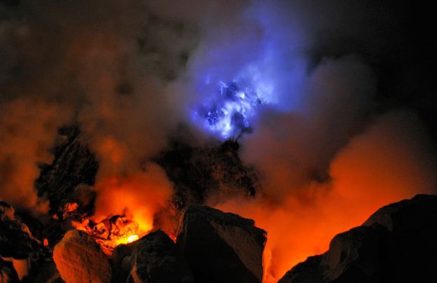 Вулкан Иджен ночью