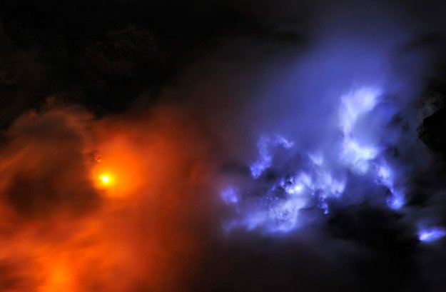 Вулкан Иджен ночью