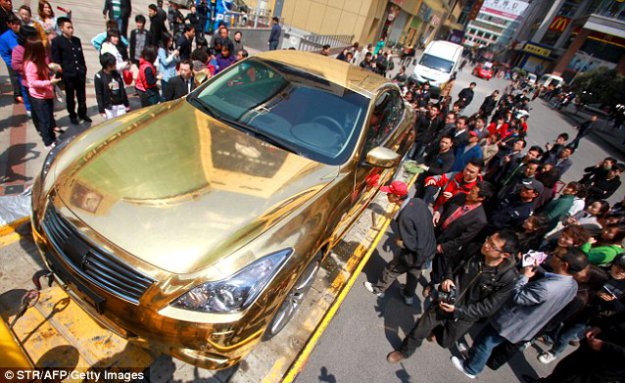 Машина из чистого золота была конфискована полицией