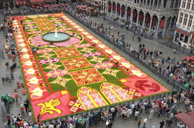 Цветочные ковры на центральной площади