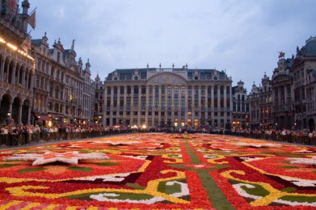 Цветочные ковры на центральной площади