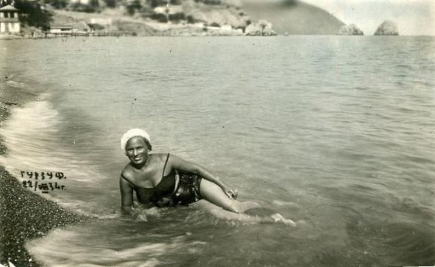 Купальщицы крымских пляжей в 20 - 50 годы XX века