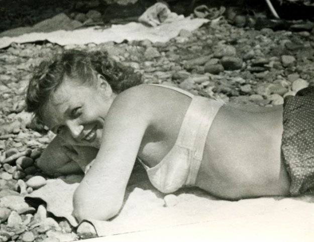 Купальщицы крымских пляжей в 20 - 50 годы XX века