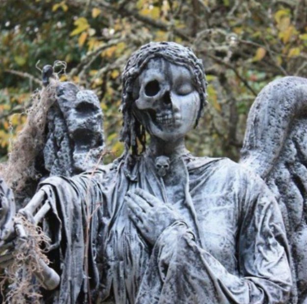 Жуткие кладбищенские статуи