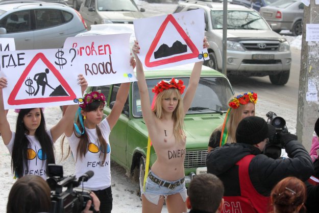 FEMEN ударили топлесом по столице украинских олигархов